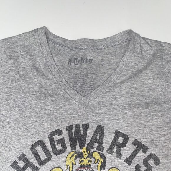 Hogwarts Harry Potter Graphic T shirt XL Class Crest Grey Short Sleeve V neck - Picture 5 of 12